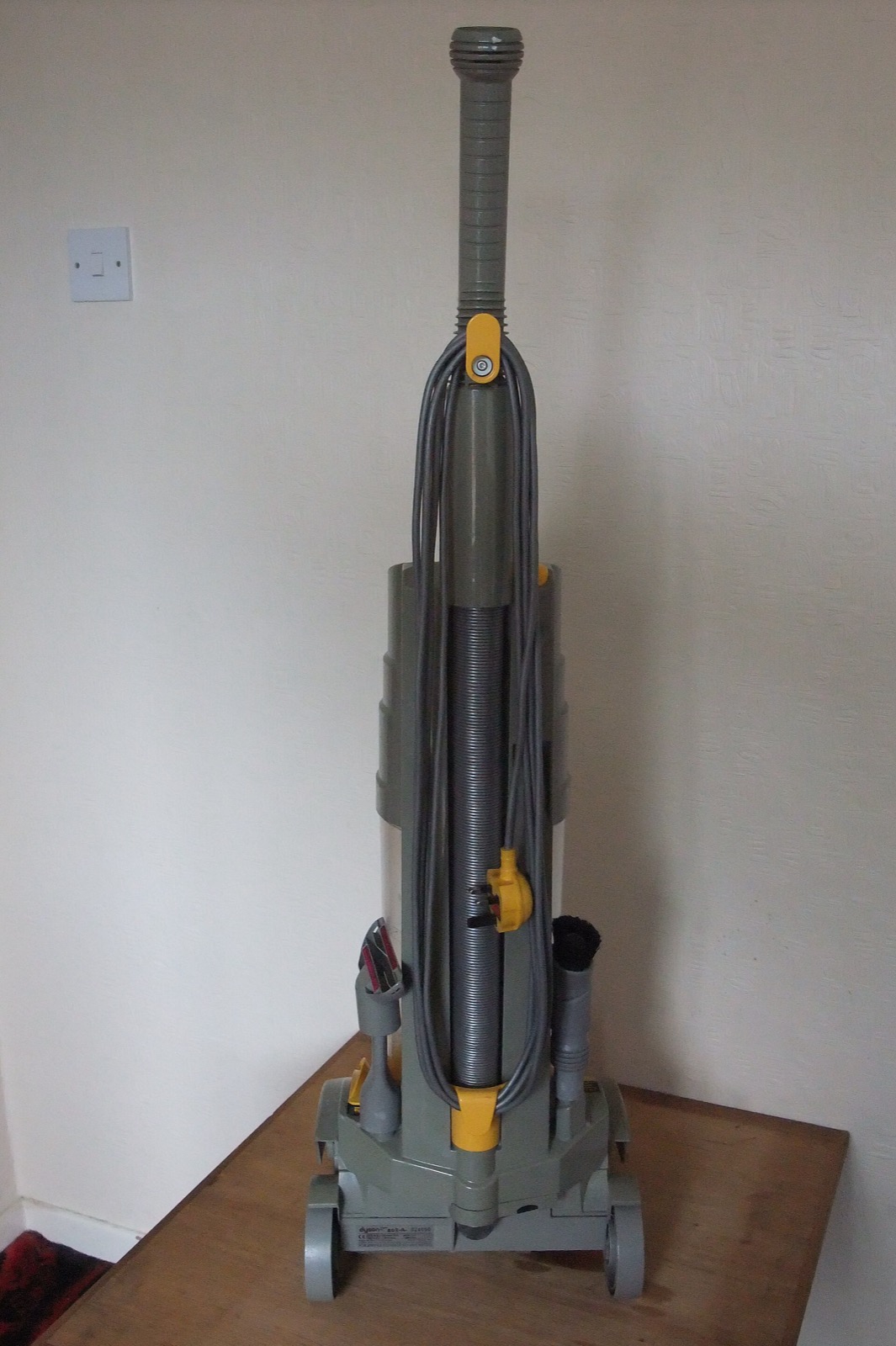 Dyson DC01 直立式吸塵器